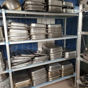 Fort lot de bacs gastro en inox alimentaire, diverses tailles. Localisation: -1 cuisine