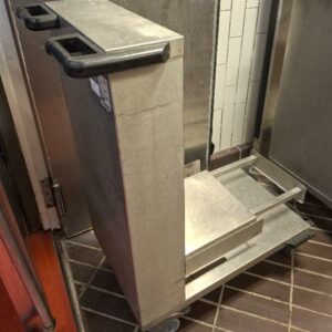 Chariot à plateaux à niveau constant de marque Hupfer. 100 x 52 x 84 cm. 2 unités. Localisation: -1 cuisine