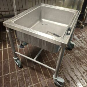 Bac de trempage en inox. 75 x 76 x 64 cm. Localisation: -1 cuisine