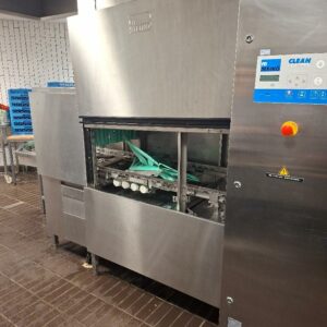 Lave vaisselle professionnel  de marque Meiko modèle K200KVP, avec son convoyeur à rouleaux. Localisation: -1 cuisine