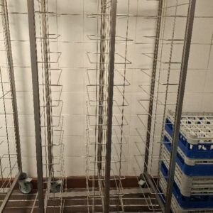 Chariot porte plateaux à 2 fois 12 niveaux. 178 x 90 x 70 cm. 2 unités. Localisation: -1 cuisine