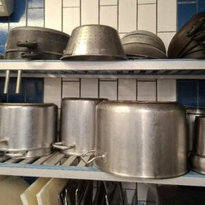 Lot de casseroles, marmites, passoires, chinois, en inox alimentaire. Environ 25 pièces. Localisation: -1 cuisine