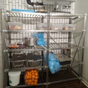 Rayonnage de marque Fermod en inox. 178 x 188 x 65 cm. Localisation: -1 cuisine chambre froide