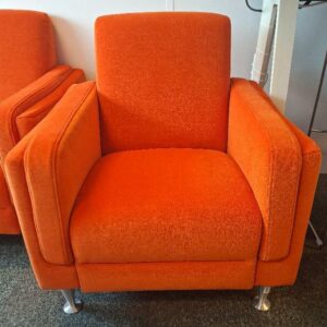 Fauteuil recouvert de tissu bouclette orange, piètement en acier chromé, accoudoirs doubles. 84 x 78 x 78 cm. Localisation: 19 rue Neuve Tolbiac - 75013 Paris (8ème étage)