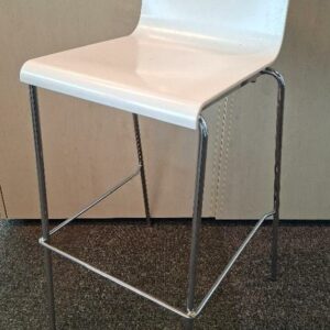 Chaise haute empilable de marque Pedrali modèle Kuadra, coque en plastique blanc, piétement en acier tubulaire chromé. 102 x 44 x 55 cm. 16 unités. Vendu à l'unité avec faculté de réunion. Localisation: 19 rue Neuve Tolbiac - 75013 Paris (8ème étage: 2 unités / 6ème: 4 / 5ème: 1 / 4ème: 2 / 3ème: 1 / 2ème: 3 / 0 salle réunion: 3)