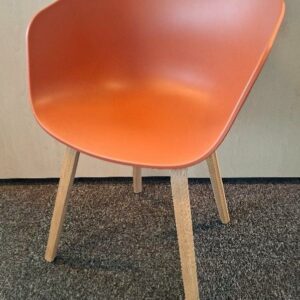 Fauteuil design Hee Welling modèle About A Chair édition Hay, coque en polypropylène couleur brique, piétement en bois naturel. 80 x 58 x 58 cm. 2 unités. Vendu à l'unité avec faculté de réunion. Localisation: 19 rue Neuve Tolbiac - 75013 Paris (8ème étage)