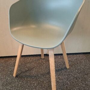 Fauteuil design Hee Welling modèle About A Chair édition Hay, coque en polypropylène vert céladon, piétement en bois naturel. 80 x 58 x 58 cm. 2 unités. Vendu à l'unité avec faculté de réunion. Localisation: 19 rue Neuve Tolbiac - 75013 Paris (8ème étage)