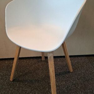 Fauteuil design Hee Welling modèle About A Chair édition Hay, coque en polypropylène blanc, piétement en bois naturel. 80 x 58 x 58 cm. 2 unités. Vendu à l'unité avec faculté de réunion. Localisation: 19 rue Neuve Tolbiac - 75013 Paris (8ème étage)
