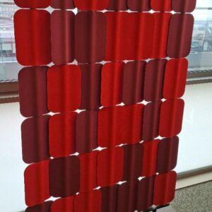 Cloison de séparation acoustique, panneaux rotatifs en feutrine rouge et grenat, structure en acier laqué noir. 183 x 117 x 44 cm. 5 unités. Vendu à l'unité avec faculté de réunion. Localisation: 19 rue Neuve Tolbiac - 75013 Paris (8ème étage: 3 unités / 7ème: 1 / 1er: 1)