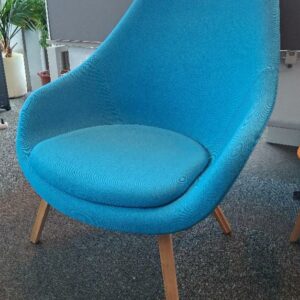 Fauteuil design Hee Welling modèle About A Lounge édition Hay, garniture en tissu bleu turquoise, galette d'assise à scratch, piétement en bois naturel. 103 x 90 x 86 cm. 2 unités. Vendu à l'unité avec faculté de réunion. Localisation: 19 rue Neuve Tolbiac - 75013 Paris (8ème étage)