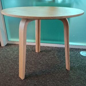 Table basse ronde tripode en bois naturel de marque Hay modèle Bella. 40 x 45 cm. Localisation: 19 rue Neuve Tolbiac - 75013 Paris (8ème étage)