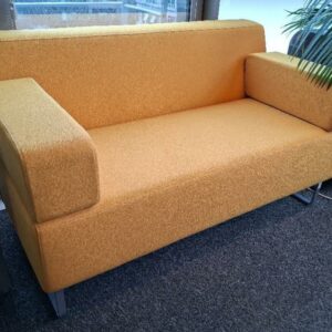 Canapé de marque Haworth recouvert de tissu jaune, piétement luge en métal chromé. 80 x 140 x 80 cm. Localisation: 19 rue Neuve Tolbiac - 75013 Paris (8ème étage)