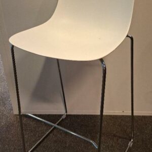 Chaise haute empilable design Claus Breinholt modèle Pureloop édition Infiniti, coque en polypropylène blanc, piétement luge en acier tubulaire chromé. 109 x 45 x 54 cm. 7 unités. Vendu à l'unité avec faculté de réunion. Localisation: 19 rue Neuve Tolbiac - 75013 Paris (8ème étage: 5 unités / 7ème: 2)