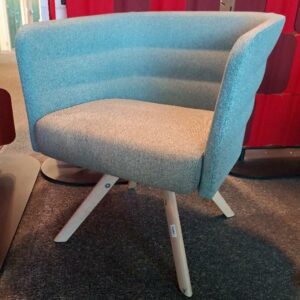 Fauteuil design Dorigo modèle Cell édition Sitland recouvert de tissu chiné gris, piétement oblique en bois naturel. 74 x 62 x 60 cm. Localisation: 19 rue Neuve Tolbiac - 75013 Paris (8ème étage)