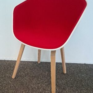 Fauteuil design Hee Welling modèle About A Chair édition Hay, coque en polypropylène blanc, garniture intérieure en tissu rouge, piétement en bois naturel. 80 x 58 x 54 cm. 4 unités. Vendu à l'unité avec faculté de réunion. Localisation: 19 rue Neuve Tolbiac - 75013 Paris (7ème étage: 3 unités / 1er étage salle 120: 1 unité)