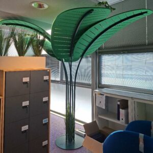 Ilot acoustique en forme de palmier de marque Slalom modèle Oasis, structure en acier laqué vert, feuilles en feutrine. 240 x 290 cm. Localisation: 19 rue Neuve Tolbiac - 75013 Paris (7ème étage)