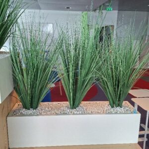 Jardinière rectangulaire en plastique blanc contenant des roseaux artificiels. Dimension pot: 20 x 80 x 20 cm. Hauteur avec plantes: 80 cm. 4 unités. Vendu à l'unité avec faculté de réunion. Localisation: 19 rue Neuve Tolbiac - 75013 Paris (7ème étage)