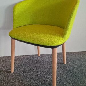 Fauteuil design Piervittorio  Prevedello modèle Dominus édition Eurosit recouvert de tissu bouclette vert anis, piétement en bois naturel. 75 x 62 x 52 cm. 6 unités. Vendu à l'unité avec faculté de réunion. Localisation: 19 rue Neuve Tolbiac - 75013 Paris (7ème étage)