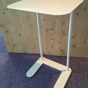 Table d'appoint en acier laqué blanc, plateau rectangulaire à bords arrondis reposant sur 2 pieds colonnes. 63 x 40 x 32 cm. 4 unités. Vendu à l'unité avec faculté de réunion. Localisation: 19 rue Neuve Tolbiac - 75013 Paris (7ème étage)
