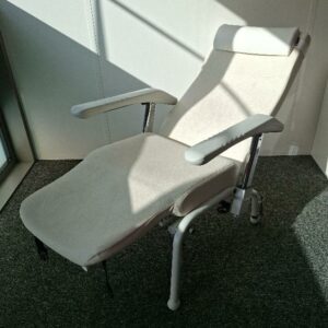 Fauteuil de relaxation inclinable de marque Navailles modèle Hemo recouvert de simili cuir beige. 82 x 145 x 66 cm. Localisation: 19 rue Neuve Tolbiac - 75013 Paris (salle de repos)