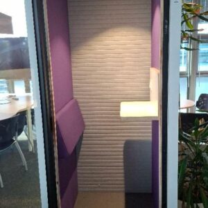 Cabine acoustique fermée ventilée de marque Stand Up avec appui-dos et tablette (pas de prise). 220 x 95 x 96 cm. Localisation: 19 rue Neuve Tolbiac - 75013 Paris (6ème étage)