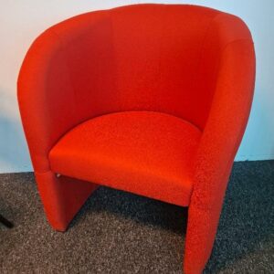 Fauteuil de forme crapaud recouvert de tissu bouclette orange. 76 x 66 x 58 cm. 3 unités. Vendu à l'unité avec faculté de réunion. Localisation: 19 rue Neuve Tolbiac - 75013 Paris (5ème étage)