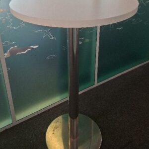 Mange debout, plateau rond en bois stratifié blanc reposant sur un pied colonne en acier chromé sur base circulaire. 114 x 70 cm. 4 unités. Vendu à l'unité avec faculté de réunion. Localisation: 19 rue Neuve Tolbiac - 75013 Paris (4ème étage: 1 unité / 2ème salle 219 bis: 1 unité / Hall accueil: 2 unités)