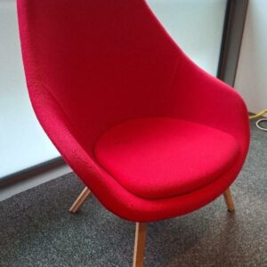 Fauteuil design Hee Welling modèle About A Lounge édition Hay, garniture en tissu rouge, galette d'assise à scratch, piétement en bois naturel. 103 x 90 x 86 cm. (tâche). Localisation: 19 rue Neuve Tolbiac - 75013 Paris (1er étage)