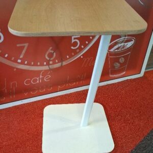 Table d'appoint de marque Sokoa, plateau en bois stratifié couleur hêtre, piétement oblique en acier laqué blanc. 64 x 40 x 43 cm. Localisation: 19 rue Neuve Tolbiac - 75013 Paris (1er étage)