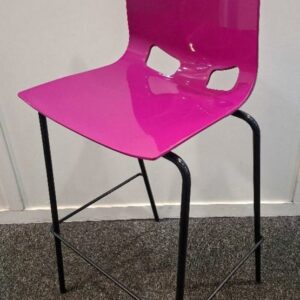 Chaise haute empilable de marque Nowystyl modèle Fondo, coque ajourée en polypropylène fuchsia, piétement en acier laqué noir. 111 x 48 x 50 cm. 2 unités. Vendu à l'unité avec faculté de réunion. Localisation: 19 rue Neuve Tolbiac - 75013 Paris (1er étage salle 103)