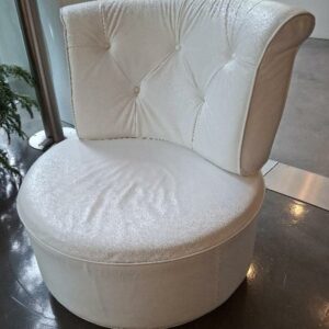 Fauteuil en cuir blanc, assise de forme ronde, dossier capitonné. 86 x 80 x 72 cm. Localisation: 19 rue Neuve Tolbiac - 75013 Paris (Hall accueil)