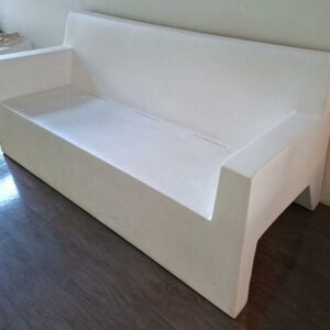 Canapé d'extérieur design Studio Vondom modèle Jut édition Vondom en polyéthylène blanc. 80 x 182 x 78 cm. Localisation: 19 rue Neuve Tolbiac - 75013 Paris (restaurant)