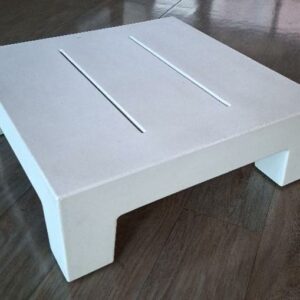 Table basse d'extérieur design Studio Vondom modèle Mesa Jut édition Vondom en polyéthylène blanc. 20 x 60 x 60 cm. Localisation: 19 rue Neuve Tolbiac - 75013 Paris (restaurant)