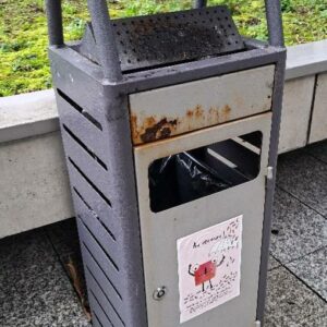 Cendrier / poubelle d'extérieur en métal (usures). 93 x 34 x 28 cm. 2 unités. Vendu à l'unité avec faculté de réunion. Localisation: 19 rue Neuve Tolbiac - 75013 Paris (extérieur)