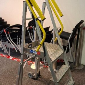 Plateforme de travail de marque Ultralu en aluminium. Capacité maxi 150 kg. Hauteur 117 cm. Localisation: 19 rue Neuve Tolbiac - 75013 Paris (rdc)