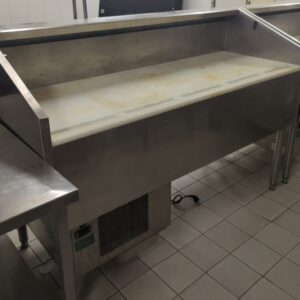 Table de découpe réfrigérée en inox alimentaire et 5 planches en nylon. 121 x 170 x 70 cm. 2 unités. Vendu à l'unité avec faculté de réunion. Localisation: Tour Coeur Défense - 92400 Courbevoie