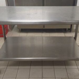 Table de préparation sur roulettes en inox alimentaire. 90 x 160 x 80 cm. 2 unités. Vendu à l'unité avec faculté de réunion. Localisation: Tour Coeur Défense - 92400 Courbevoie