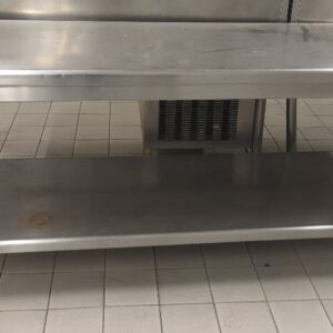 Table de préparation sur roulettes en inox alimentaire. 90 x 200 x 70 cm. Localisation: Tour Coeur Défense - 92400 Courbevoie