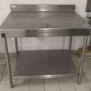Table de préparation adossée en inox alimentaire. 97 x 100 x 73 cm. Localisation: Tour Coeur Défense - 92400 Courbevoie