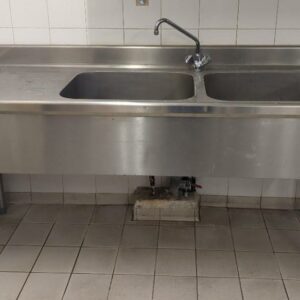 Plonge adossée 2 bacs en inox alimentaire. 101 x 190 x 70 cm. Localisation: Tour Coeur Défense - 92400 Courbevoie