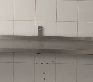 Etagère murale rectangulaire en inox alimentaire. 30 x 250 x 38 cm. Localisation: Tour Coeur Défense - 92400 Courbevoie