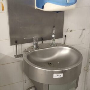 Lave mains à déclenchement au genou de marque Tournus Équipements. Localisation: Tour Coeur Défense - 92400 Courbevoie