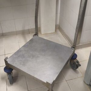 Chariot à plateaux en inox alimentaire. 90 x 55 x 58 cm. Localisation: Tour Coeur Défense - 92400 Courbevoie