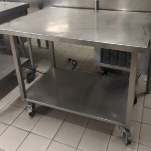 Table de préparation sur roulettes en inox alimentaire. 85 x 100 x 70 cm. Localisation: Tour Coeur Défense - 92400 Courbevoie
