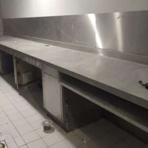 Table de préparation adossée en inox alimentaire avec placard réfrigéré à 3 portes de marque Vauconsant. 105 x 770 x 80 cm. Localisation: Tour Coeur Défense - 92400 Courbevoie