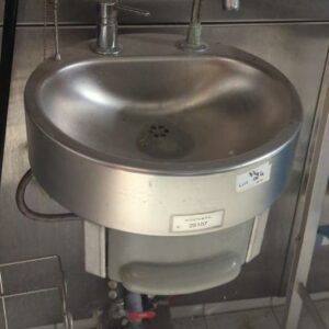 Lave mains à déclenchement au genou. Localisation: Tour Coeur Défense - 92400 Courbevoie