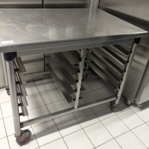 Echelle basse à grilles sur roulettes à 10 niveaux avec plateau en inox alimentaire. 90 x 101 x 70 cm. Localisation: Tour Coeur Défense - 92400 Courbevoie