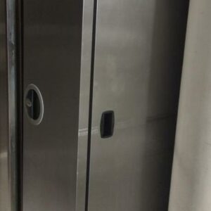 Armoire chaude ou étuve sur roulettes de marque Tournus Équipements en inox alimentaire. 183 x 47 x 75 cm. 2 unités. Vendu à l'unité avec faculté de réunion. Localisation: Tour Coeur Défense - 92400 Courbevoie