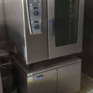 Four combiné de marque Frima modèle Combi Master Plus. 171 x 85 x 77 cm vendu avec son meuble support. Localisation: Tour Coeur Défense - 92400 Courbevoie