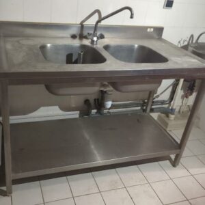 Plonge adossée 2 bacs en inox alimentaire. 101 x 140 x 70 cm. Localisation: Tour Coeur Défense - 92400 Courbevoie
